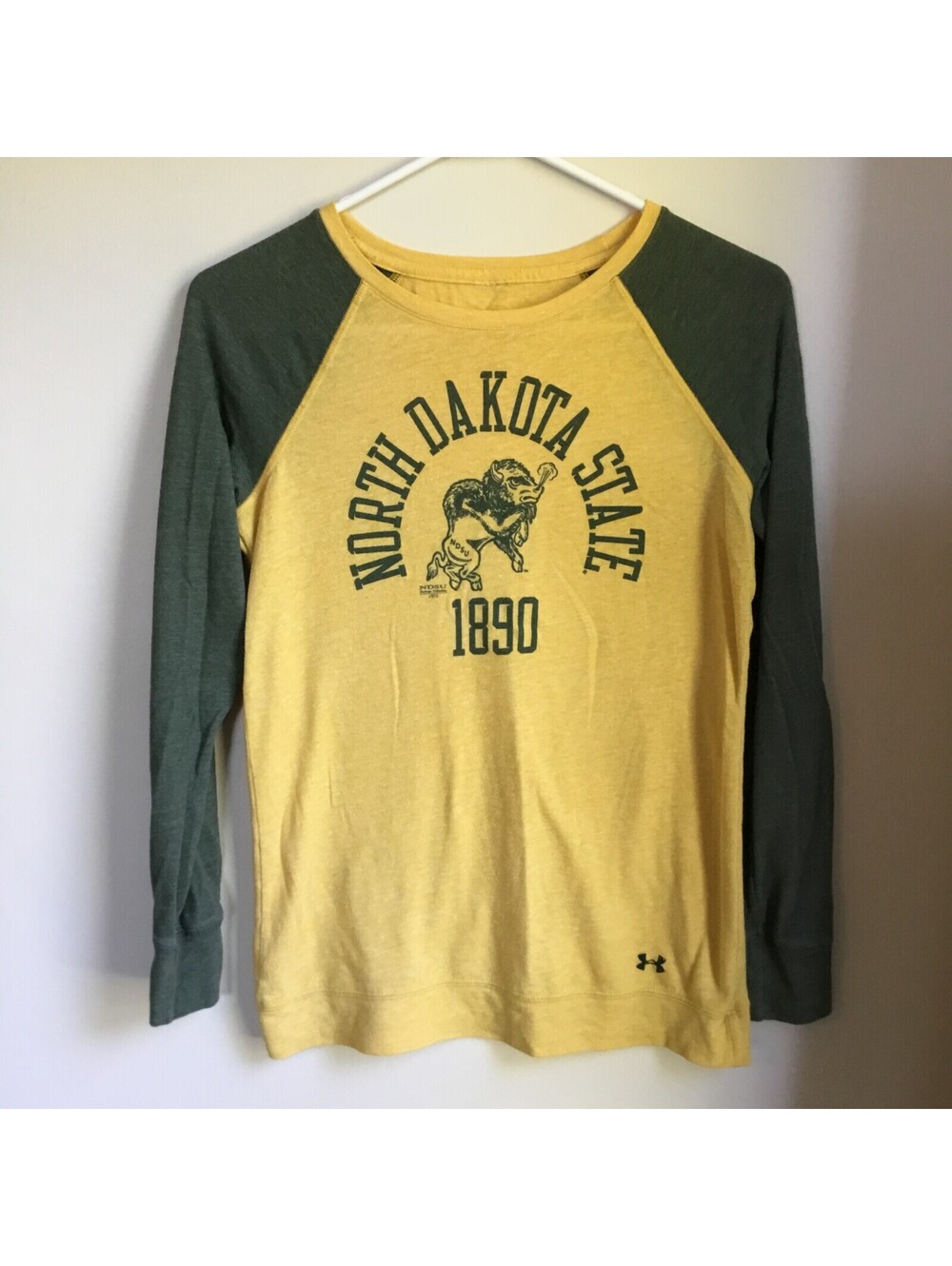 UNDER ARMOUR North Dakota ND STATE NDSU Raglan Sleeve T-Shirt Womens S/M